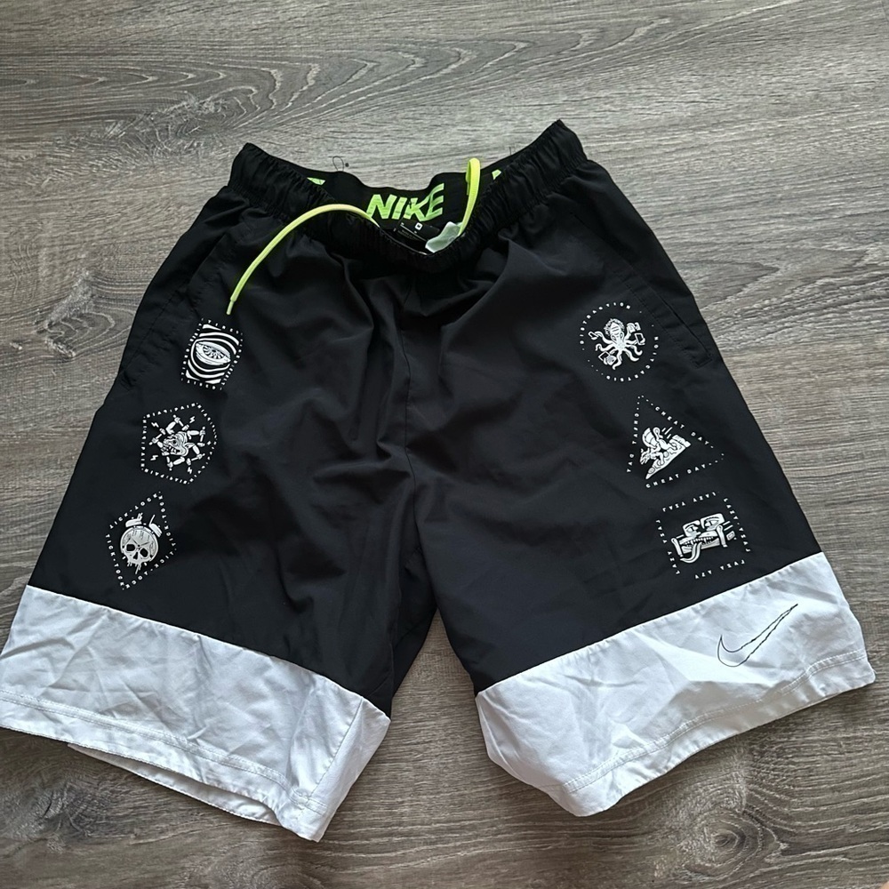 Men’s Size L- Nike Dri-fit Basketball shorts- black/neon